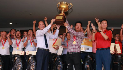 TTK VGA ông Nguyễn Văn Cựu trao cúp vô địch cho đội tuyển GL 9295